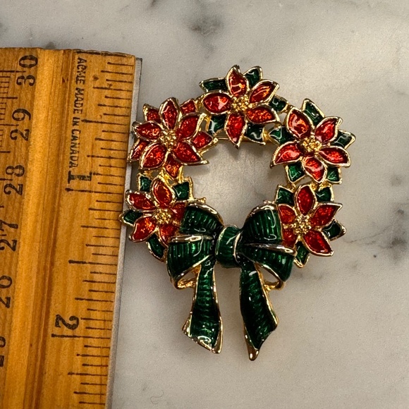 8 Christmas Themed Vintage Gold Tone Enamel and Rhinestone Brooches. - Picture 10 of 11